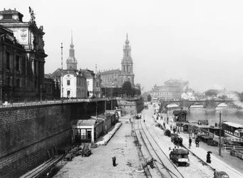 Pohled na Drážďany z Bruehlsche Terrasse na Katholische Hofkirche, kolem roku 1910